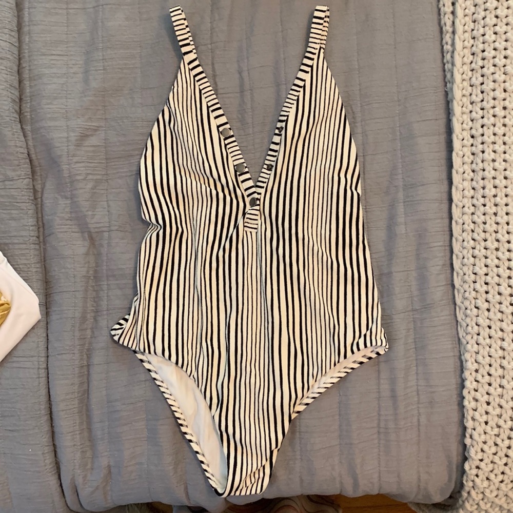 NWOT BILLABONG ONE PIECE - Picture 1 of 3